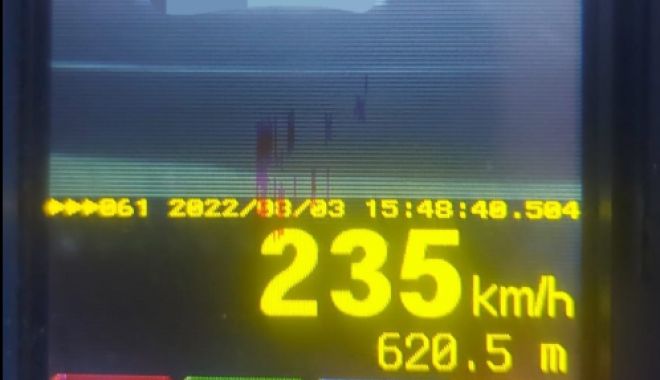 Poliția Română în acțiune!Un șofer a fost prins cu o viteză record