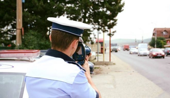 Șofer de 19 ani, prins cu viteză la volan de două ori într-un minut, în două localități diferite