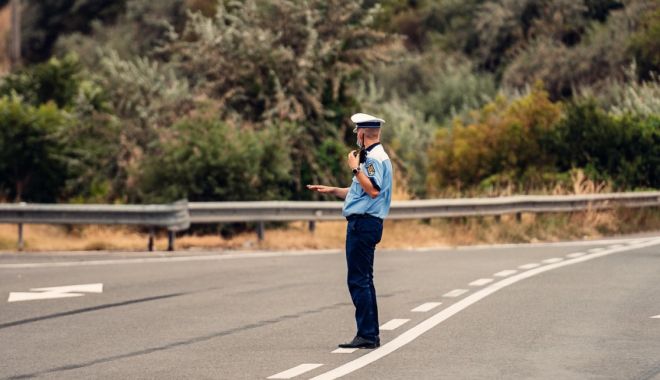 La vânătoare de vitezomani pe autostradă: zeci de șoferi lăsați fără permise! - vitezaautostradasursapolitiaroma-1600110213.jpg