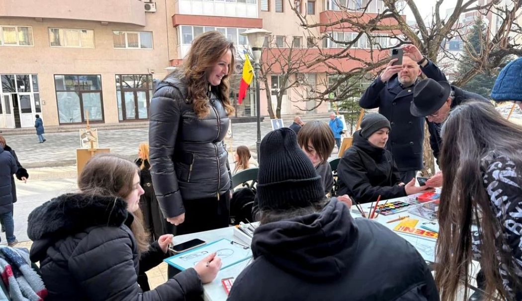 În ger de dragul artei! Mai mulți elevi ținuți în frig cu ocazia vizitei ministrului Culturii