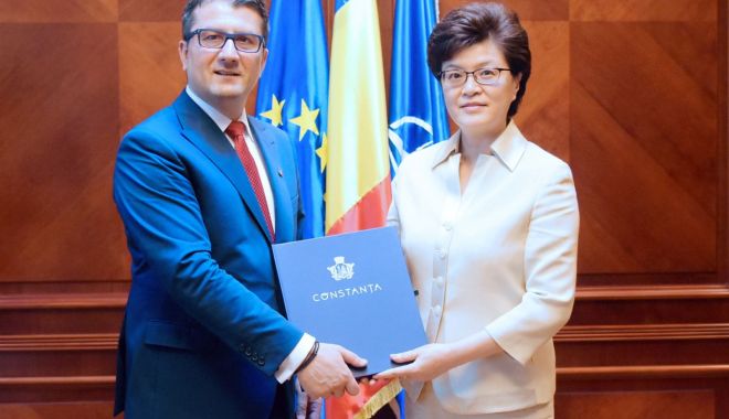 Primarul Decebal Făgădău, gazdă pentru ambasadorul Chinei la București - vizitaambasadorchina1-1562273742.jpg