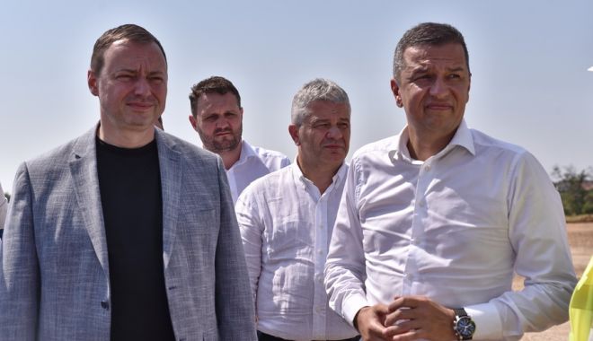 Sorin Grindeanu face un „tur de forță” pe șantierele din țară: „De 25 de ani nu s-a cumpărat nici măcar o garnitură nouă de tren” - vizitagrindeanusantierlucraridru-1692720278.jpg
