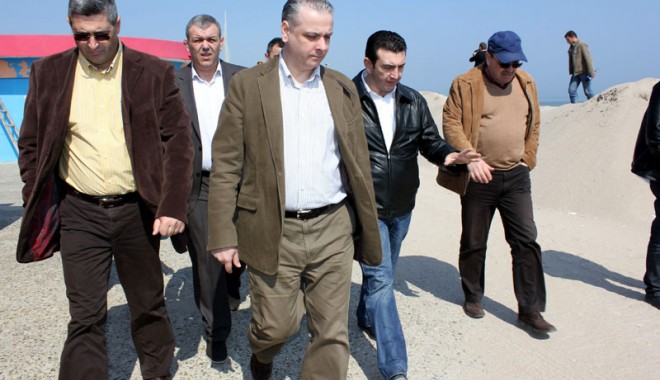 Ministrul Turismului a luat litoralul la pas: E jale! - vizitalitoralministrulturismului-1332520402.jpg