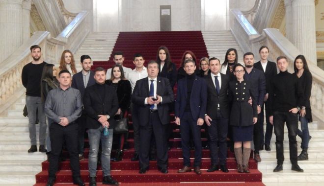 Tineri din PSD Constanța, vizită la Parlamentul României - vizitaparlament-1542733161.jpg