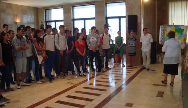 600 de elevi și studenți au vizitat portul Constanța - vizitaportjpg-1369413659.jpg