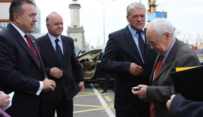 Donald Harwin - președintele Consiliului Legislativ australian a vizitat portul Constanța - vizitaportsenataustralia9-1334947966.jpg