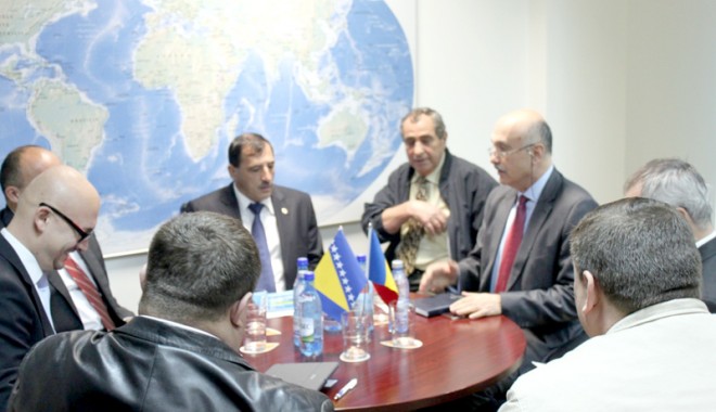 Reprezentanții Rafinăriei Modrièa din Bosnia Herzegovina caută parteneri la Constanța - vizitarafinarie-1383764937.jpg