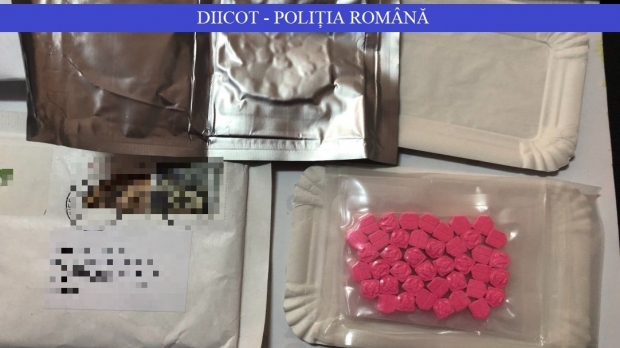 Adolescenți acuzați că au introdus în țară droguri și le-au distribuit în licee - vl186100200-1553870461.jpg