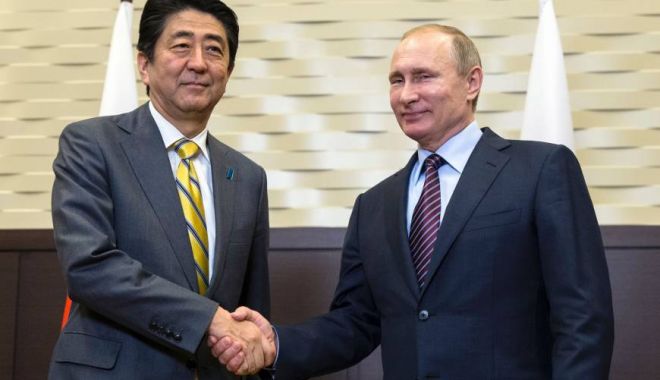 Vladimir Putin și Shinzo Abe, de acord să sporească discuțiile privind semnarea unui tratat de pace - vladimirputinshinzoabe-1542204132.jpg