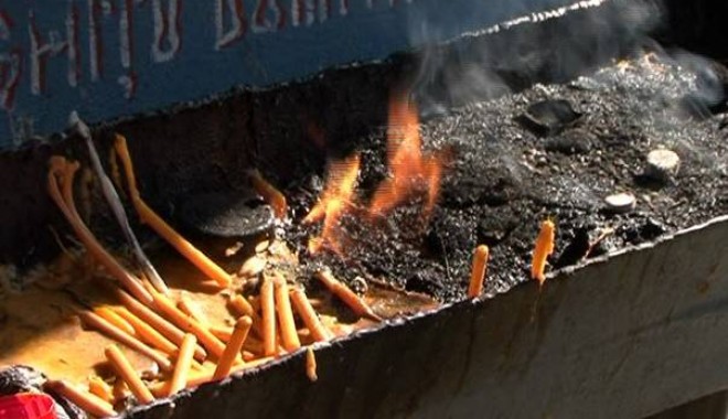 Cadavrul unei victime a luat foc la priveghi după ce rudele au plecat să bea ceva! - vlcsnap2012102617h00m24s21607a8f-1351264477.jpg