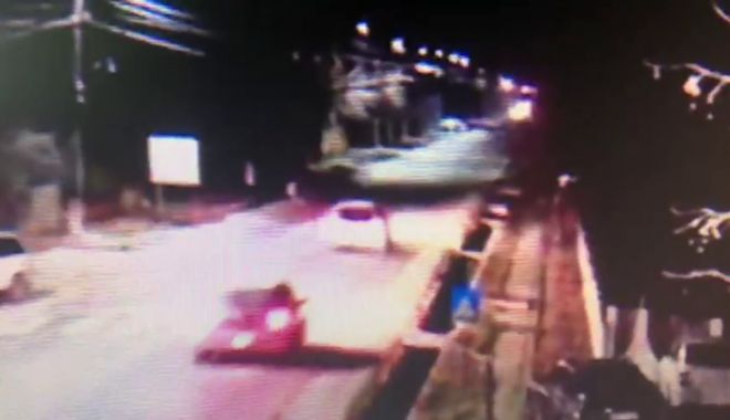 ATENȚIE, IMAGINI ȘOCANTE! Înregistrarea cumplită cu bărbatul călcat de două mașini, la interval de câteva secunde - vlcsnap2019030210h31m25s95017262-1551620979.jpg