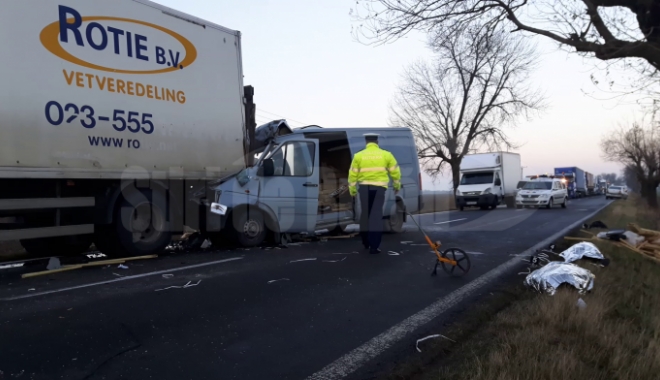 CARNAGIU PE ȘOSEA ÎN ACEASTĂ DIMINEAȚĂ! Doi tineri au murit după ce autoutilitara în care se aflau s-a lovit de un TIR - vlcsnaperror555696x392-1512374319.jpg