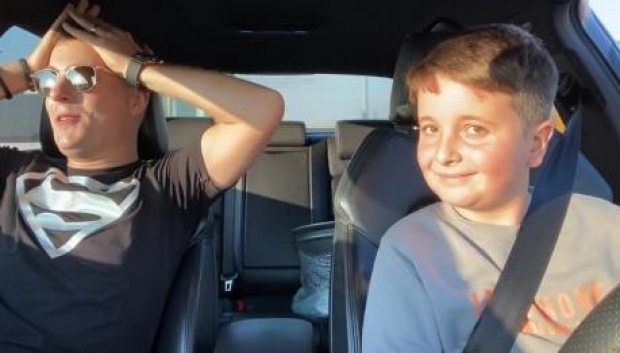 Un vlogger a pus un copil de 10 ani să conducă o mașină: 