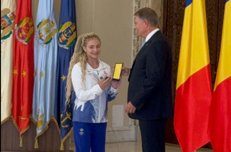 Gimnasta constănţeană, Sabrina Voinea, decorată de preşedintele Klaus Iohannis - voinea-1726134658.jpg