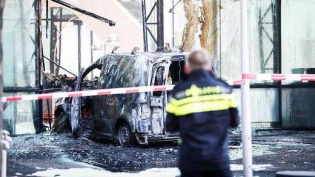 Atentat în Olanda: O mașină în plină viteză s-a proiectat în sediul unei redacții de presă din Amsterdam - voiture90076100-1529994246.jpg