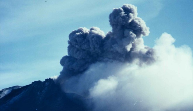 Stare de alertă în Chile după erupția unui vulcan la granița cu Argentina - volcancopahue2-1356197912.jpg