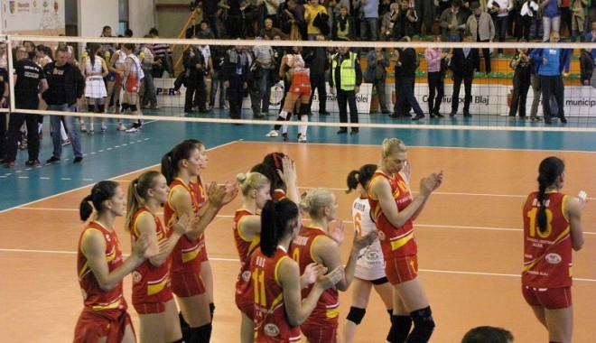 Egalitate în semifinalele Diviziei A la volei feminin - volei-1396606109.jpg