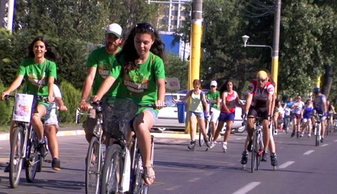 Marșul voluntarilor EcoChampions atrage atenția asupra poluării excesive - voluntari-1340038551.jpg