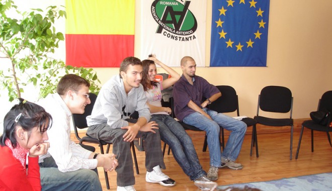 Copiii de grădiniță, consiliați de specialiștii anti-drog - voluntari2centrulantidrog-1354554803.jpg