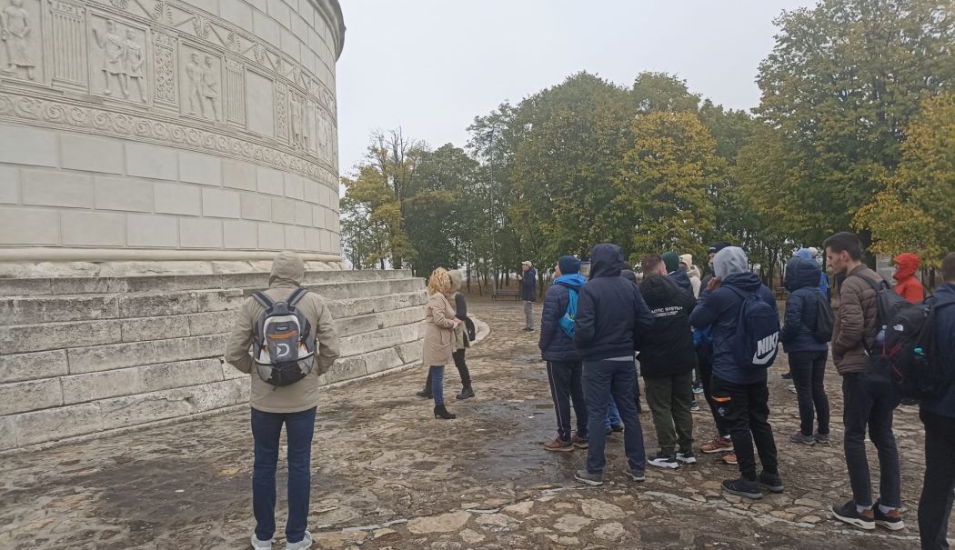 Îmbunătățiri aduse experienței oferite vizitatorilor la Monumentul Triumfal de la Adamclisi - voluntariat-min-1759756013.jpg