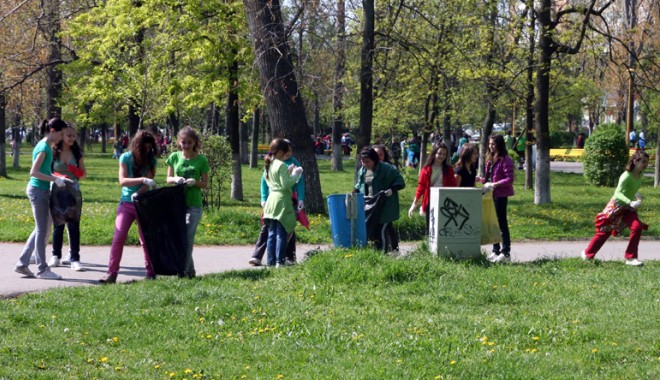 Voluntarii fac curățenie în parcul Tăbăcărie - voluntariifaccuratenie-1400174474.jpg