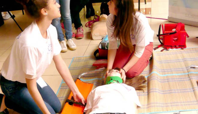 Medicii voluntari continuă proiectul de prim ajutor - voluntarimedicali-1382641466.jpg