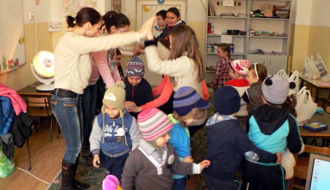 Voluntari veseli  la Școala gimnazială nr. 1 Poarta Albă - voluntariveseli-1429026802.jpg