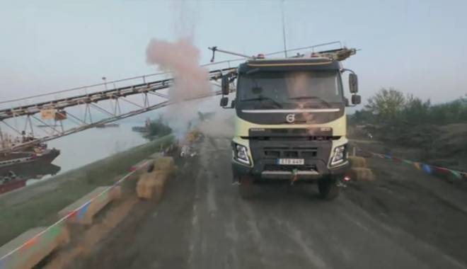 VIDEO / Volvo a lansat o nouă reclamă spectaculoasă: O fetiță de 4 ani controlează un camion cu ajutorul unei telecomenzi - volvo-1449504359.jpg