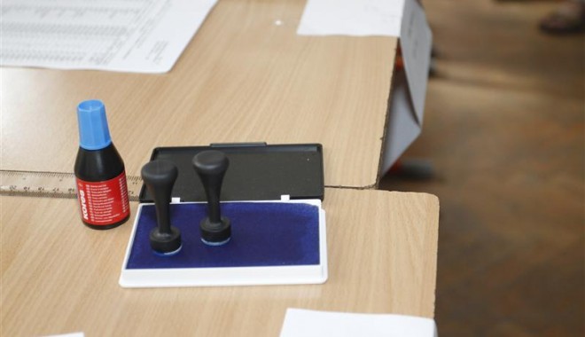 REFERENDUM / Prezența la vot la ora 17.00 a fost de 26,89 % - vot-1343577628.jpg