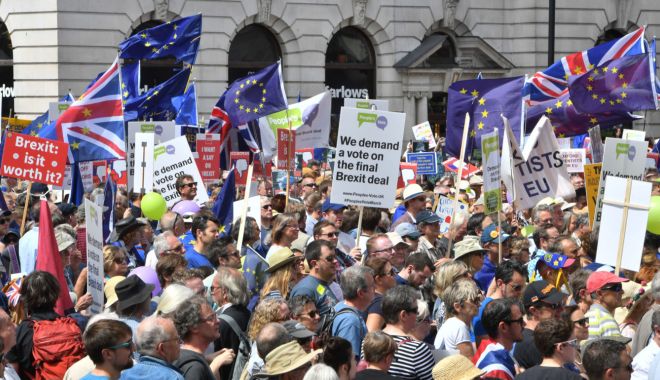Londra: Zecii de mii de oameni cer un nou referendum privind Brexit-ul - vot-1529763079.jpg
