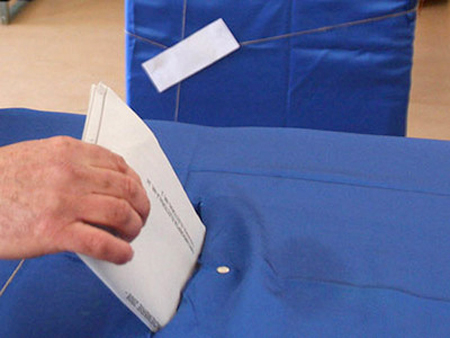 Câți constănțeni au votat până la ora 10.00 - vot2-1339318307.jpg
