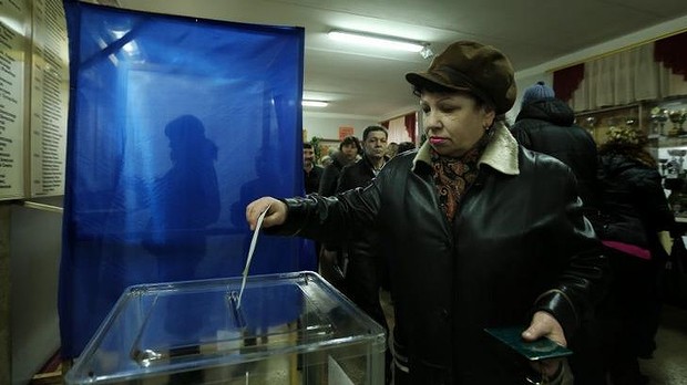 Participare de aproape 50% la referendumul din Crimeea - vot33-1394974414.jpg