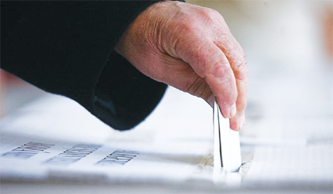Caz incredibil la MANGALIA / Alegător prins cu patru buletine de vot în chiloți - vot4-1339320774.jpg