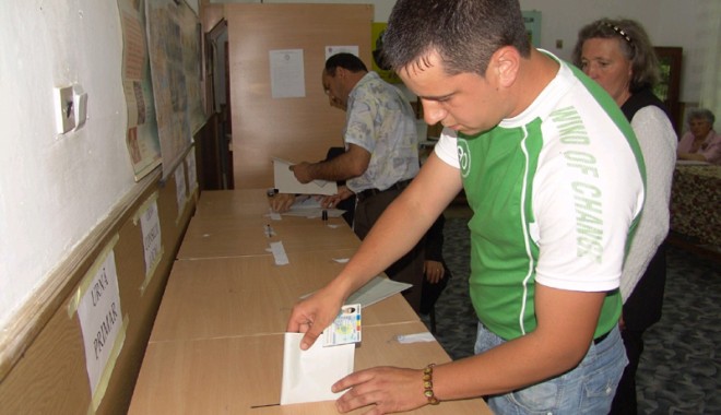 Primarii trebuie să returneze banii pentru alegerile locale - votare2copy-1331833412.jpg