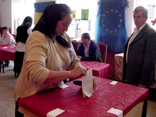 Alegătorii cu viză de flotant votează în localitatea de domiciliu - votarecopy-1333905880.jpg