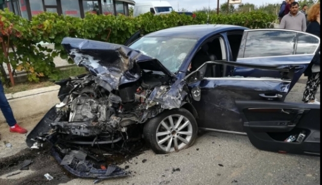 ZIUA TRAGEDIILOR RUTIERE! Un mort și patru răniți. Circulația pe E85 a fost oprită - vrancea294502500-1506600740.jpg