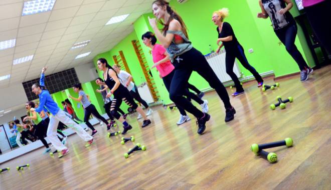 Vrei să arăți bine la plajă? Hai mai întâi la Zumba! - vrei-1437320068.jpg