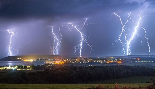 Furtună puternică în București și în mai multe județe ale țării - vreme-1528951382.jpg