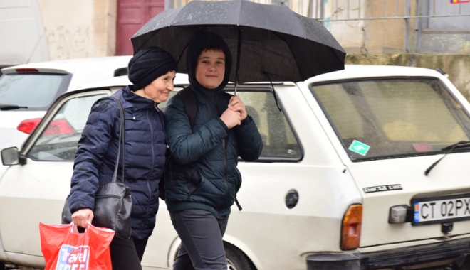 Avertizare meteo pentru Constanța. Vin zile cu frig și vânt puternic - vremeaploaie1-1489596888.jpg