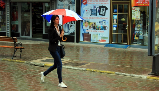 Ploi și furtuni, de la noapte, la Constanța. Meteorologii  au emis cod galben - vremeaploaieumbrela5-1464026499.jpg
