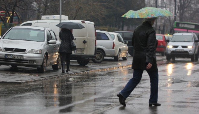 Plecați la drum? Iată ce vă spun polițiștii de la Rutieră - vremeploaieumbrela6-1359103349.jpg