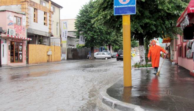 Ploi torențiale și furtuni cu descărcări electrice, astăzi, la Constanța - vremeploi-1435851456.jpg
