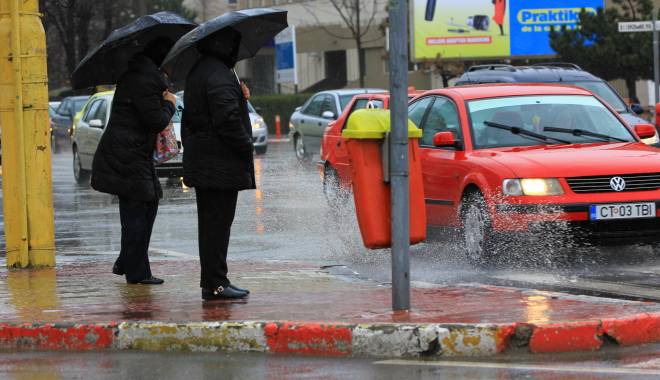 CUM VA FI VREMEA ÎN URMĂTOARELE DOUĂ SĂPTĂMÂNI, LA CONSTANȚA. CÂND VIN FRIGUL ȘI PRECIPITAȚIILE - vremeploioasa5-1449485200.jpg