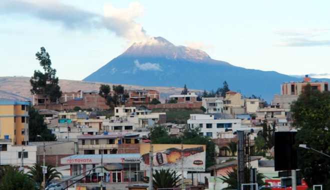 Vulcanul care a erupt în Ecuador  aruncă cenușă la o înălțime de trei kilometri - vulcan-1334064119.jpg
