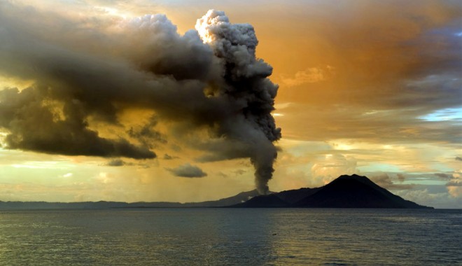 Zboruri perturbate în Noua Zeelandă, în urma erupției unui vulcan - vulcan-1344348688.jpg