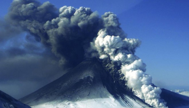 Traficul aerian din Alaska, perturbat de erupția unui vulcan - vulcan-1369152242.jpg