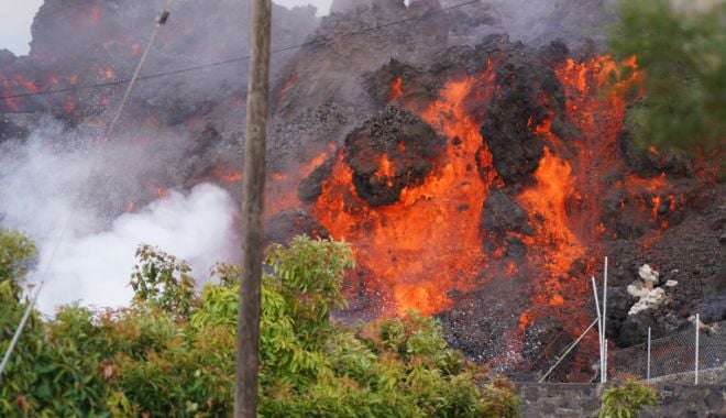 Vulcanul de pe insula spaniolă La Palma a început sa expulzeze din nou lavă și fum - vulcan-1632748685.jpg