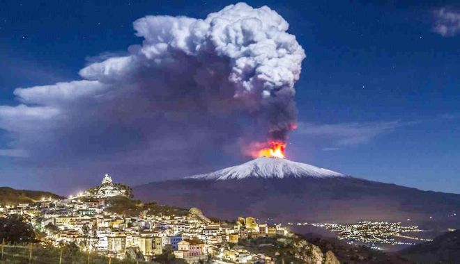Intensificare a erupţiei vulcanului Etna, cu scurgeri de lavă şi trâmbe de cenuşă - vulcan-1653395436.jpg