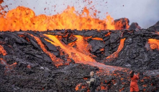 Erupție vulcanică în Islanda, urmărită de mii de turiști