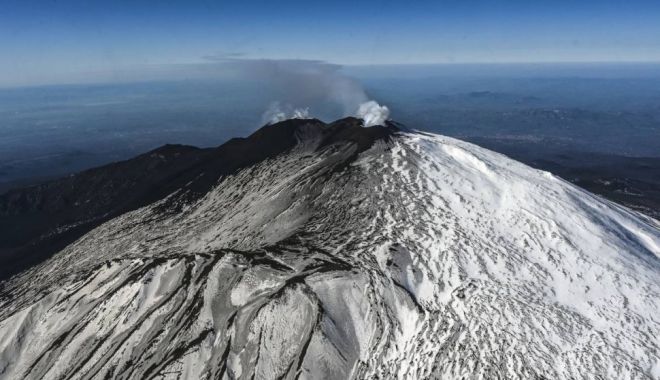 Imagini rare cu vulcanul Etna care erupe în plină iarnă. Momentul este inedit - vulcan-1671821122.webp